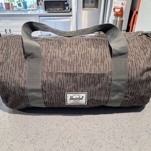 Herschel Sutton Duffel Bag, Rain Drop Camo, Classic 46.5L